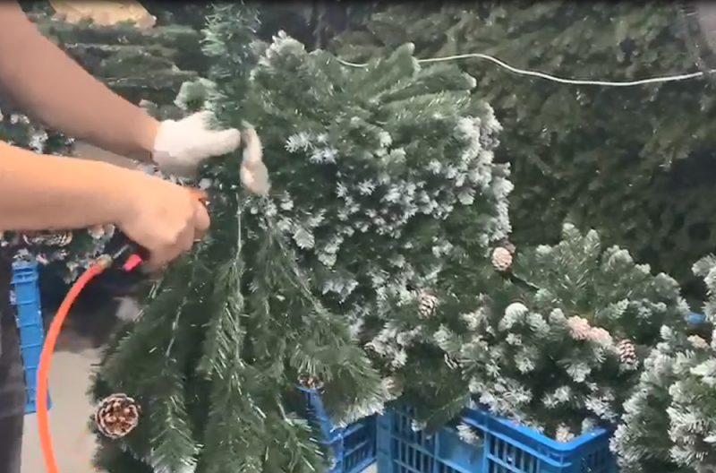 Artificial Christmas tree assembly